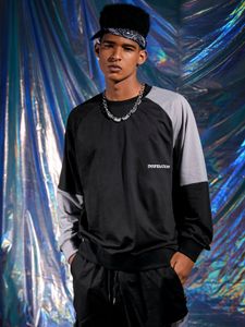 Men Digital Distortion Letter Color Block Splice Crew Neck Sweatshirt