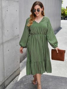 Plus Size V-neck Striped Long Sleeves Midi Dress