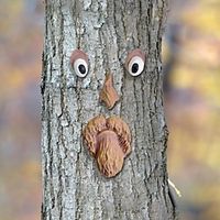 Funny Old Man Face Features Tree Trunk Decoration - Colorful Resin Material Wall Hanging Facial Features Tree Stump Decor, Ideal for Garden and Courtyard Fun Decoration Lightinthebox